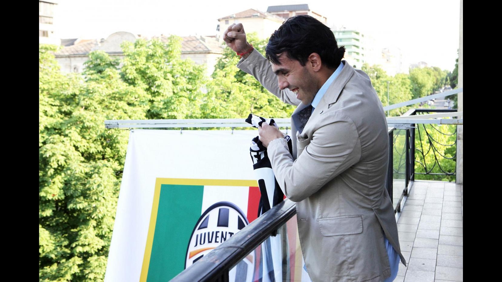 Tevez è a Torino, domani visite e firma: avrà il n. 10 di Del Piero