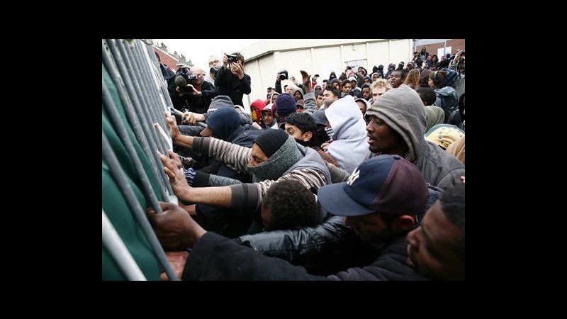 Francia, scontri fra migranti a Calais: 51 feriti, uno è grave