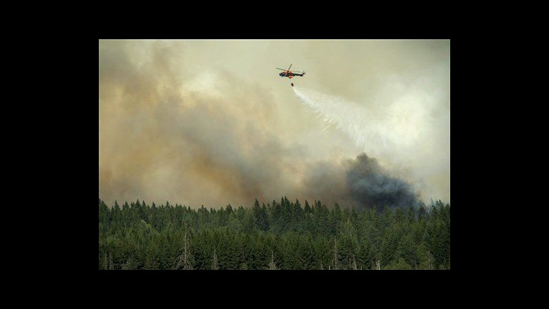 Vasto incendio brucia boschi nel centro della Svezia: un morto