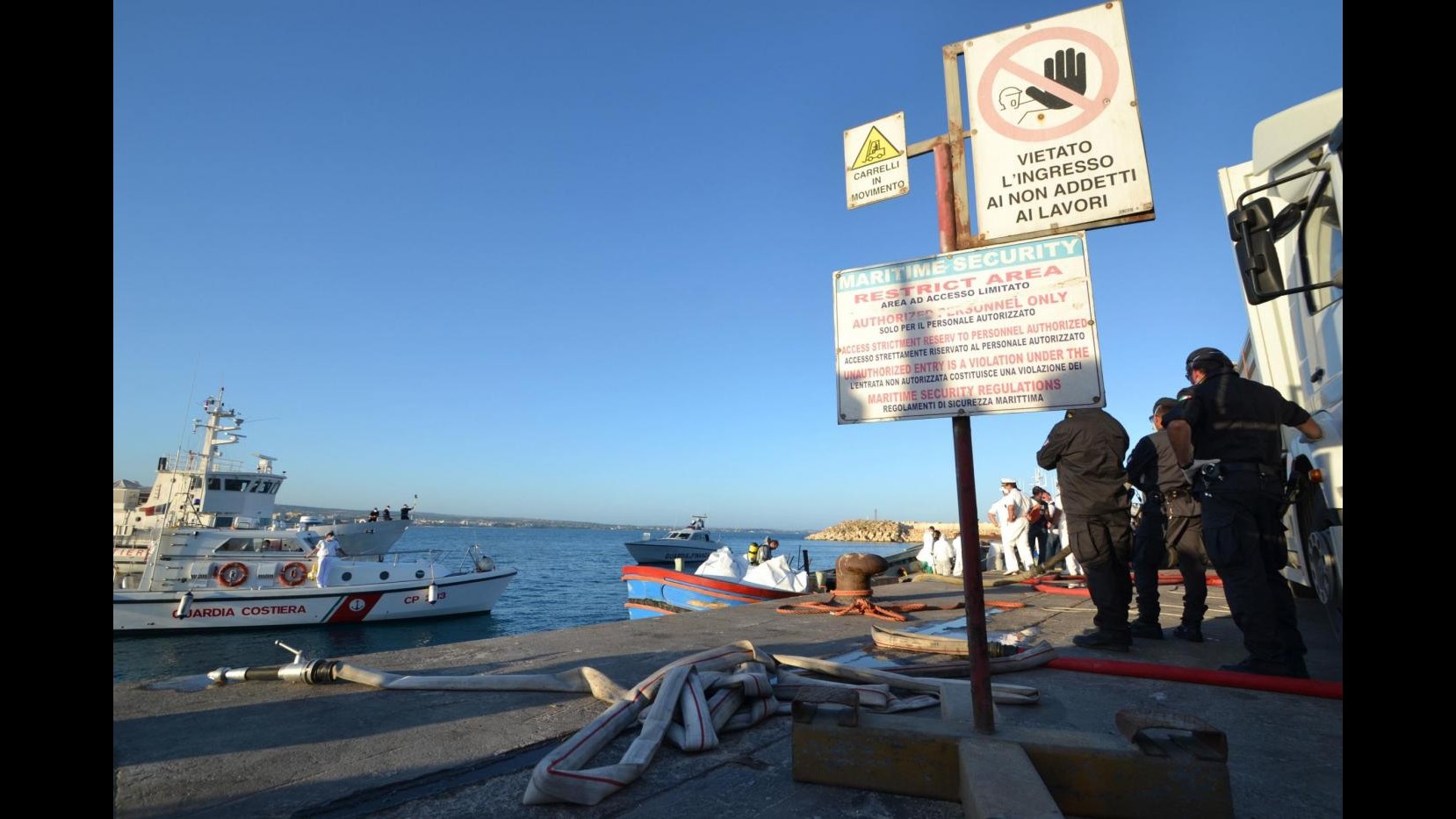 Sbarchi, soccorso barcone con 680 migranti nel Canale di Sicilia