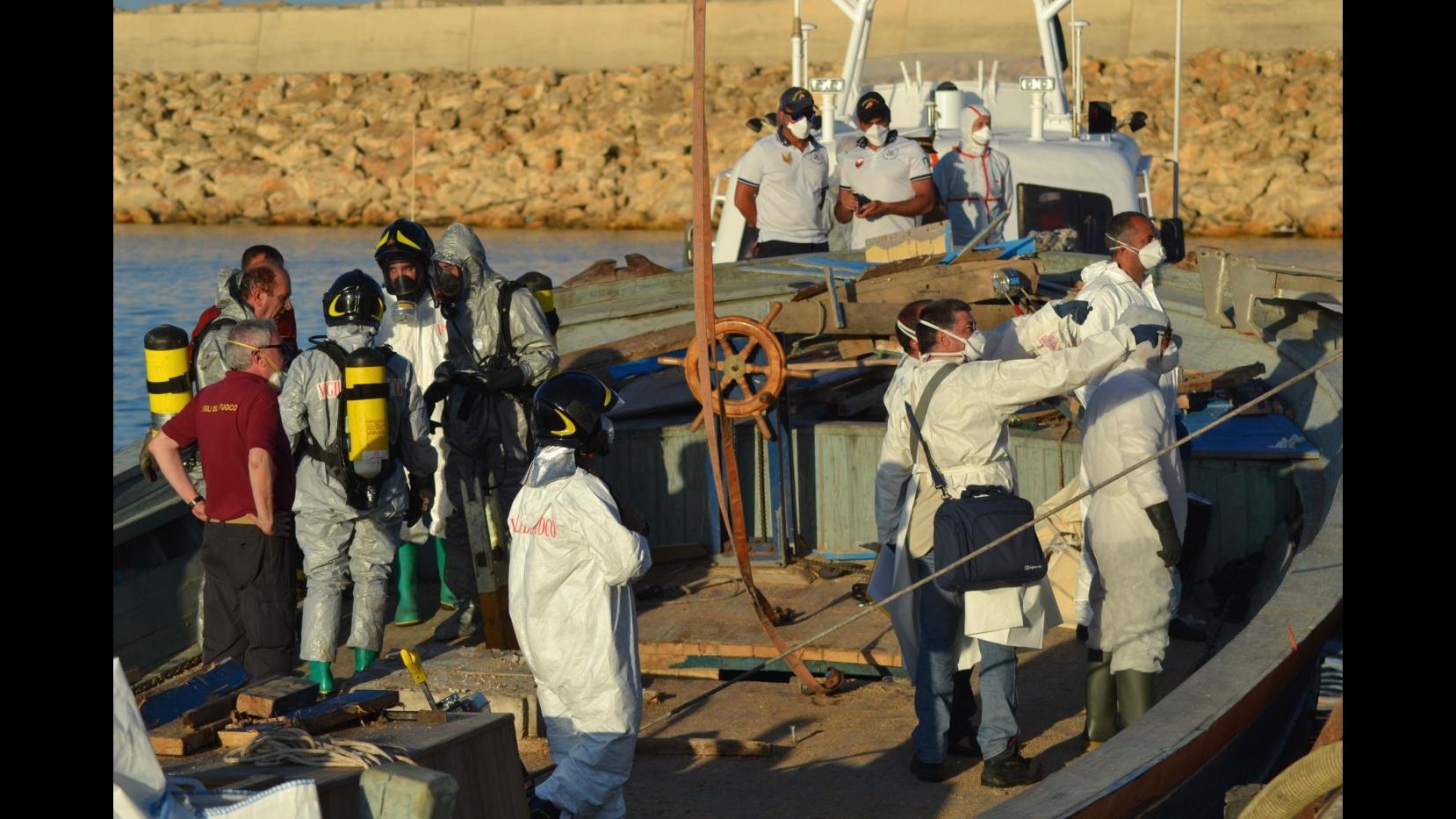 Sbarchi, salvati 480 migranti a sud di Lampedusa: uno è in ospedale