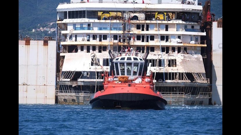 Costa Concordia, riprese ricerche disperso: a bordo squadra ricerche