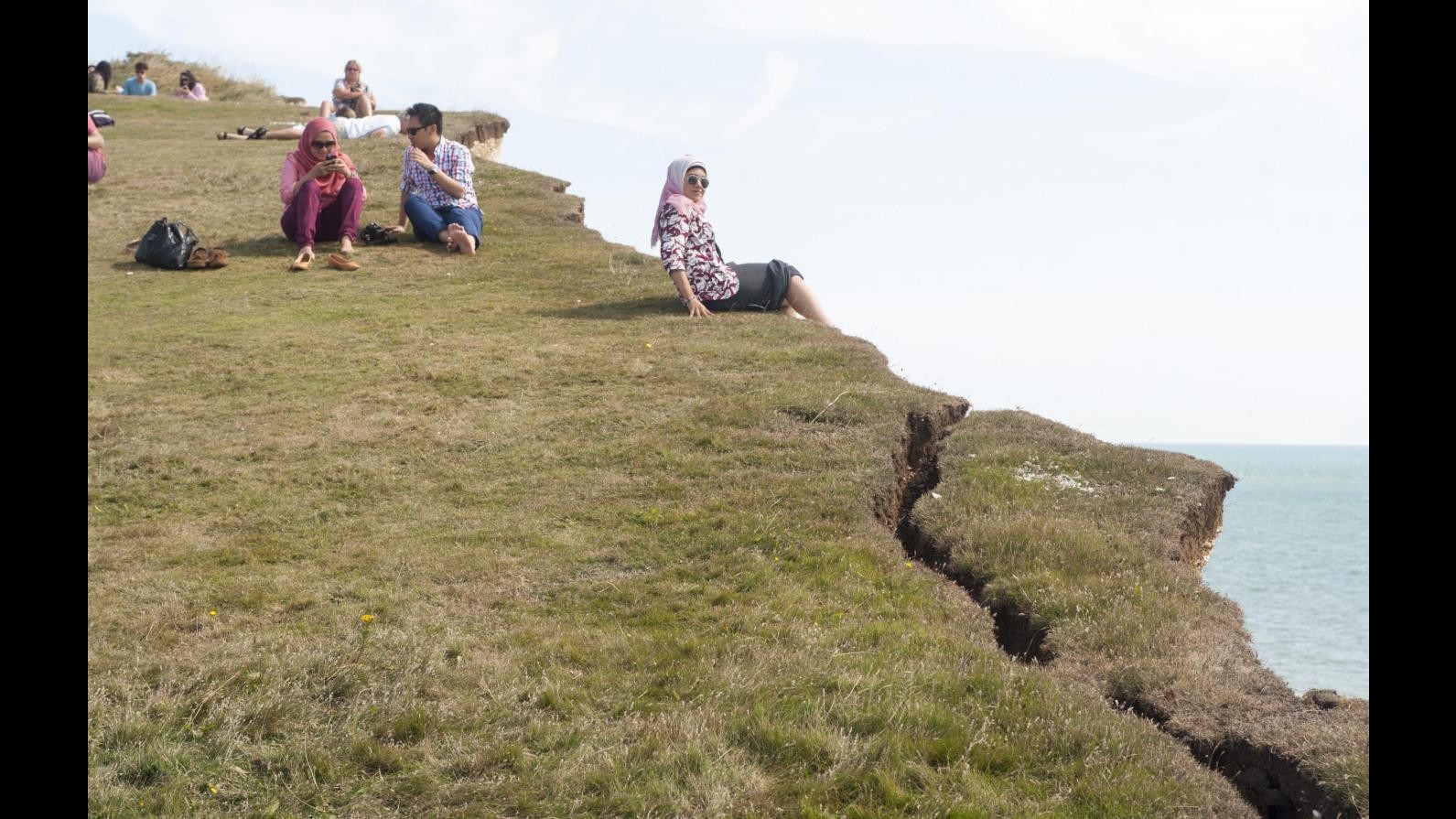 Regno Unito, scogliere East Sussex si sfaldano ma a turisti non importa