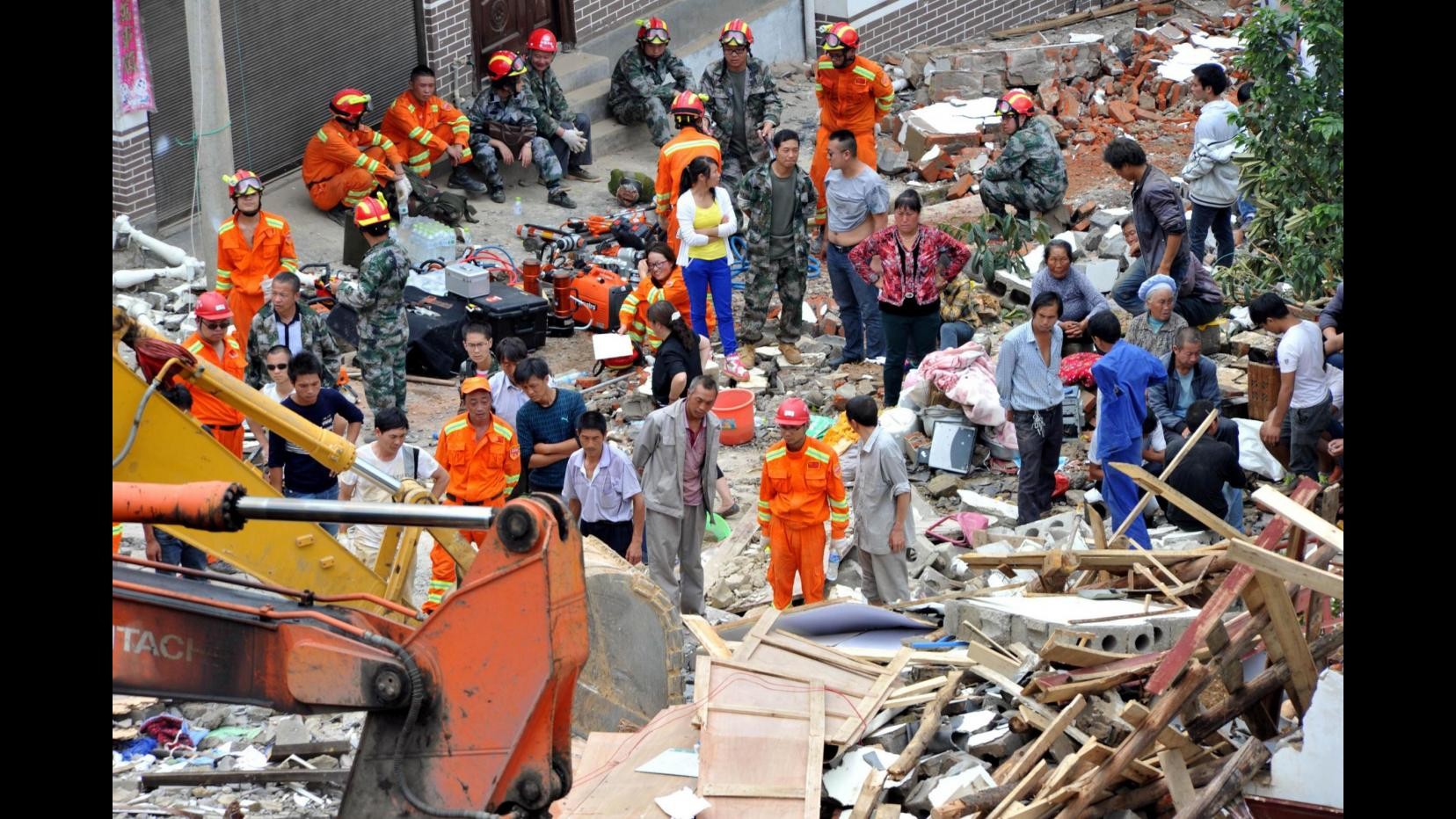 Cina, soccorsi a Ludian devastata da terremoto: medici su bulldozer