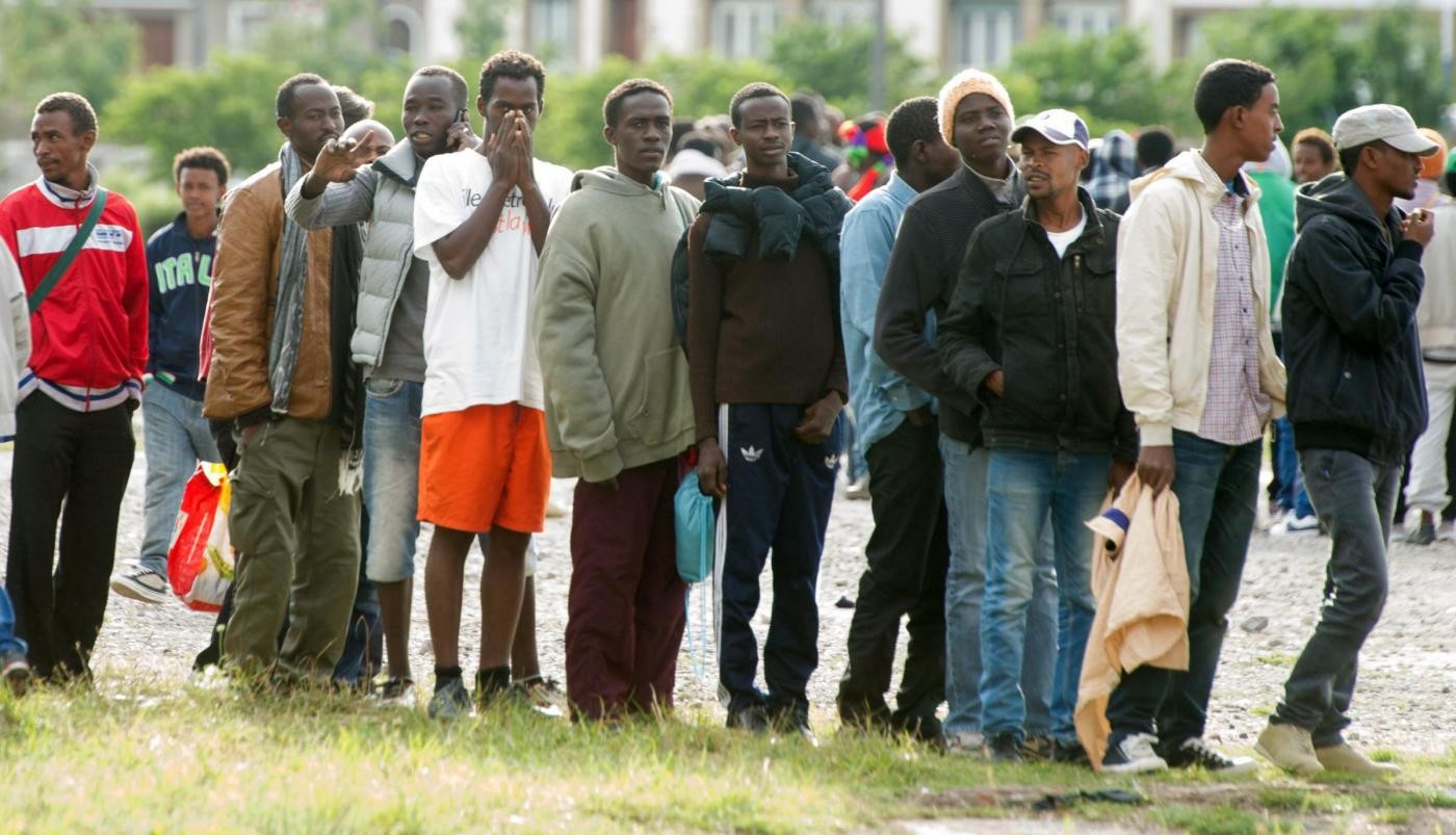 Francia, prefetto sospende evacuazione accampamenti migranti a Calais