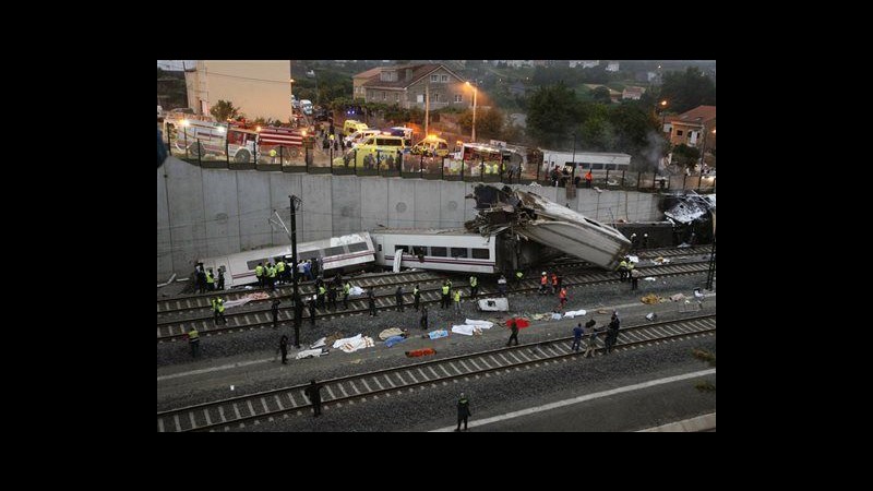 Disastro ferroviario in Spagna, treno lanciato in curva a 190 km/h