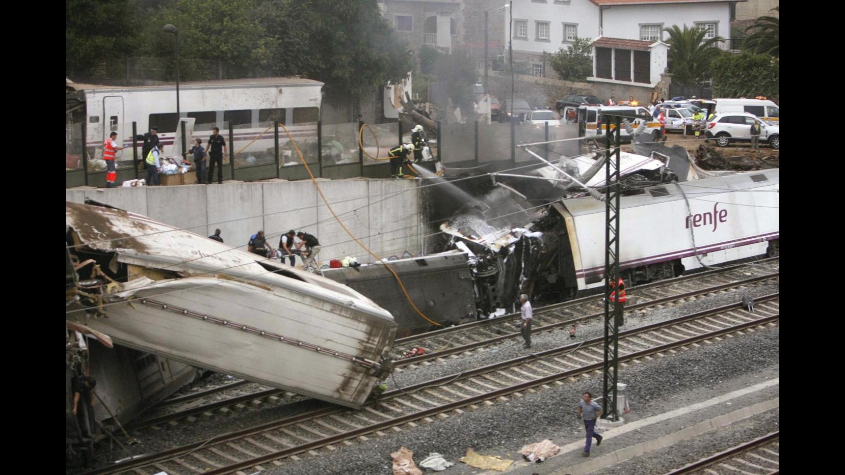 Spagna, deraglia treno ad alta velocità Santiago di Compostela: almeno 77 morti