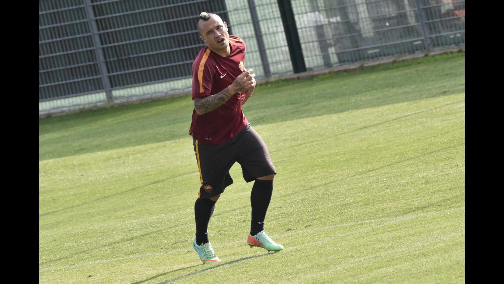 Roma, tifoso attacca Borriello su twitter e Nainggolan lo difende