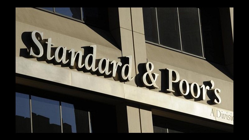 Banche, S&P declassa 18 istituti italiani: salvi Unicredit e Intesa
