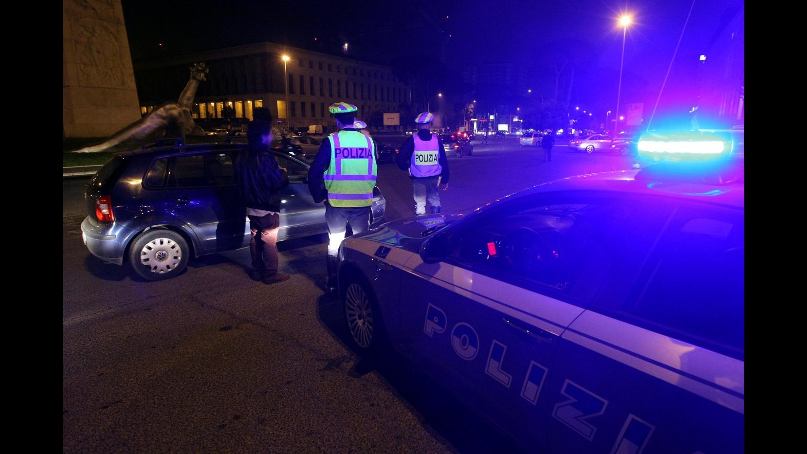 Roma, minacciano agenti con una pistola a posto di blocco: arrestati