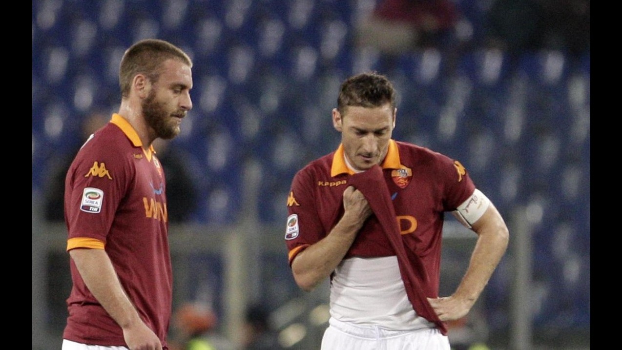 Totti fa gli auguri a De Rossi: Resta a Roma e vinciamo insieme