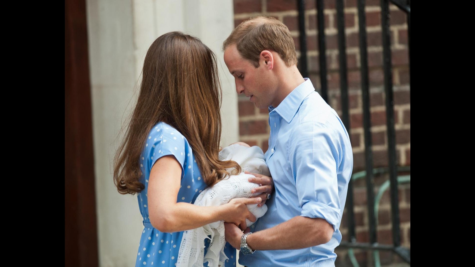 Royal baby, regina conosce erede. Kate, Will e bebè dai nonni Middleton