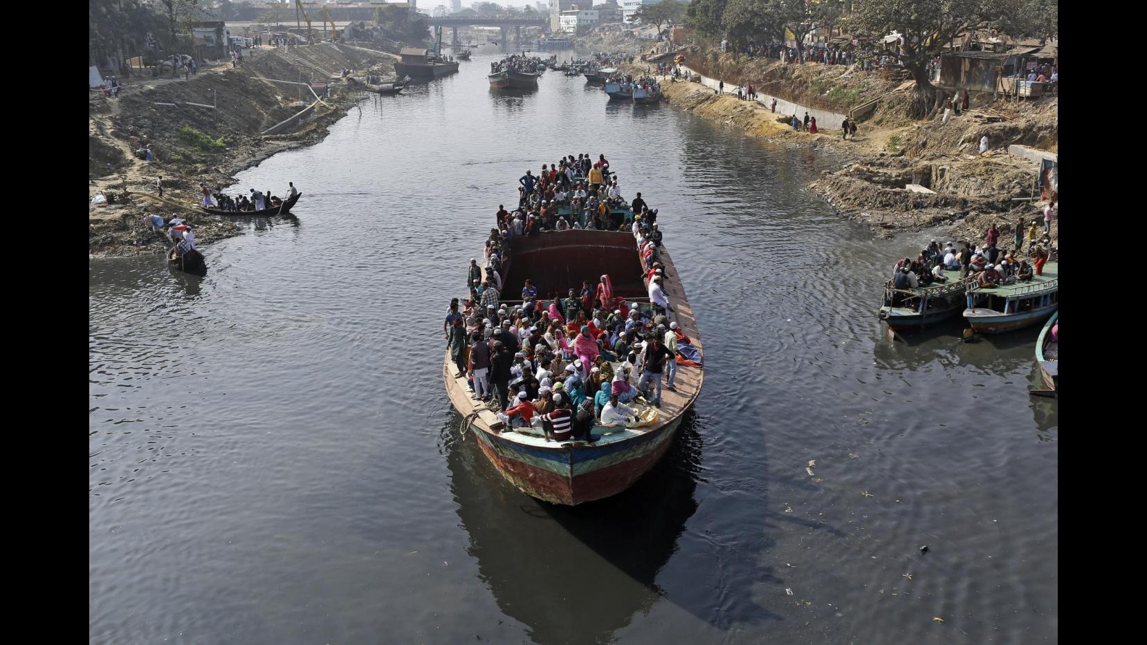 Bangladesh, si ribalta traghetto con centinaia di passeggeri