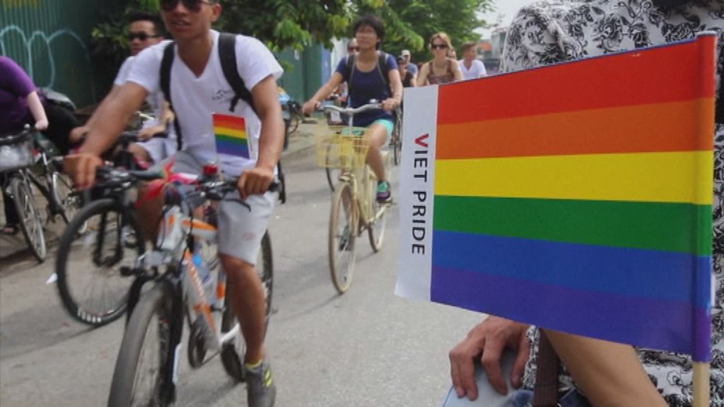 Vietnam, coloratissimo Gay Pride su due ruote ad Hanoi
