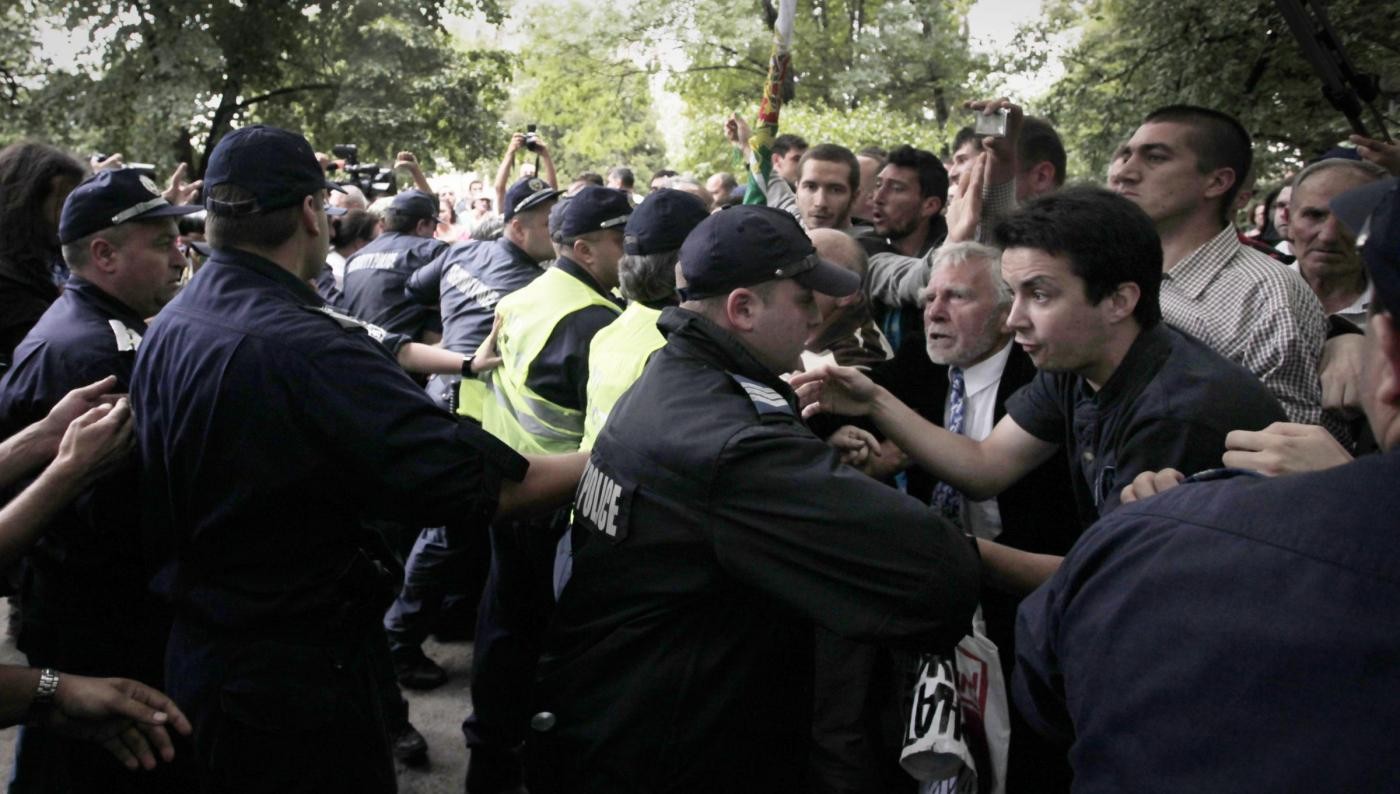 Bulgaria, polizia ferma assedio al Parlamento: politici scortati fuori