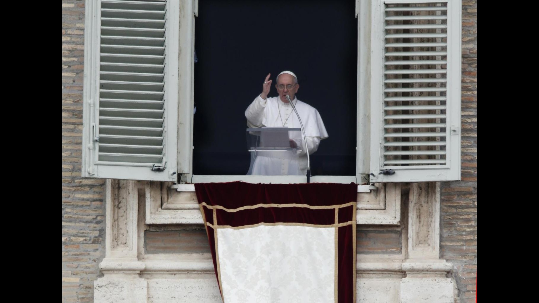 Vaticano, Papa: Nostre esigenze mai urgenti come quelle dei poveri