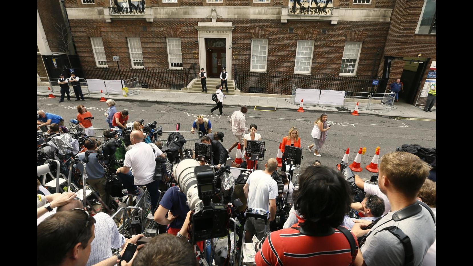 Royal baby, Kate e bebè pronti a lasciare ospedale. In visita Carlo e Camilla