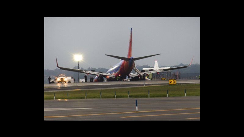 Usa, collassa carrello aereo dopo atterraggio: 10 feriti a New York