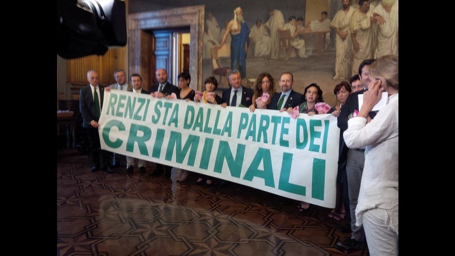 Carceri, striscione Lega Nord: Renzi sta dalla parte dei criminali
