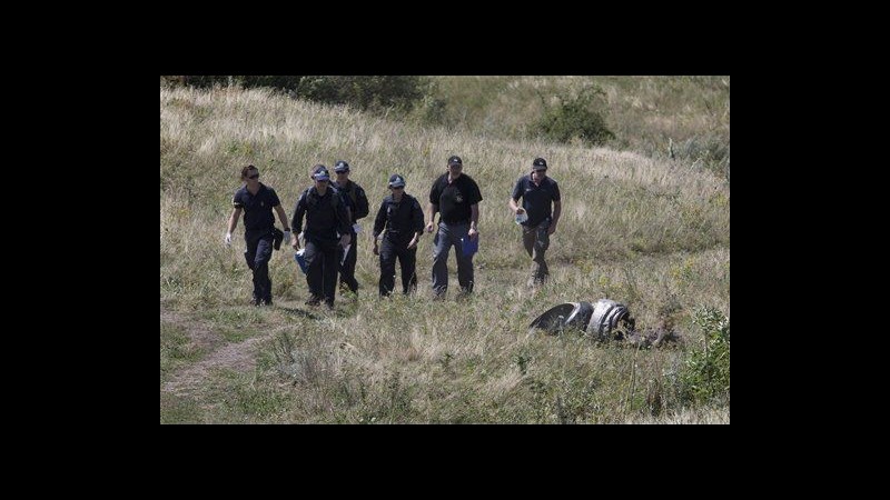 Ucraina, investigatori: Recuperati resti umani su luogo schianto aereo