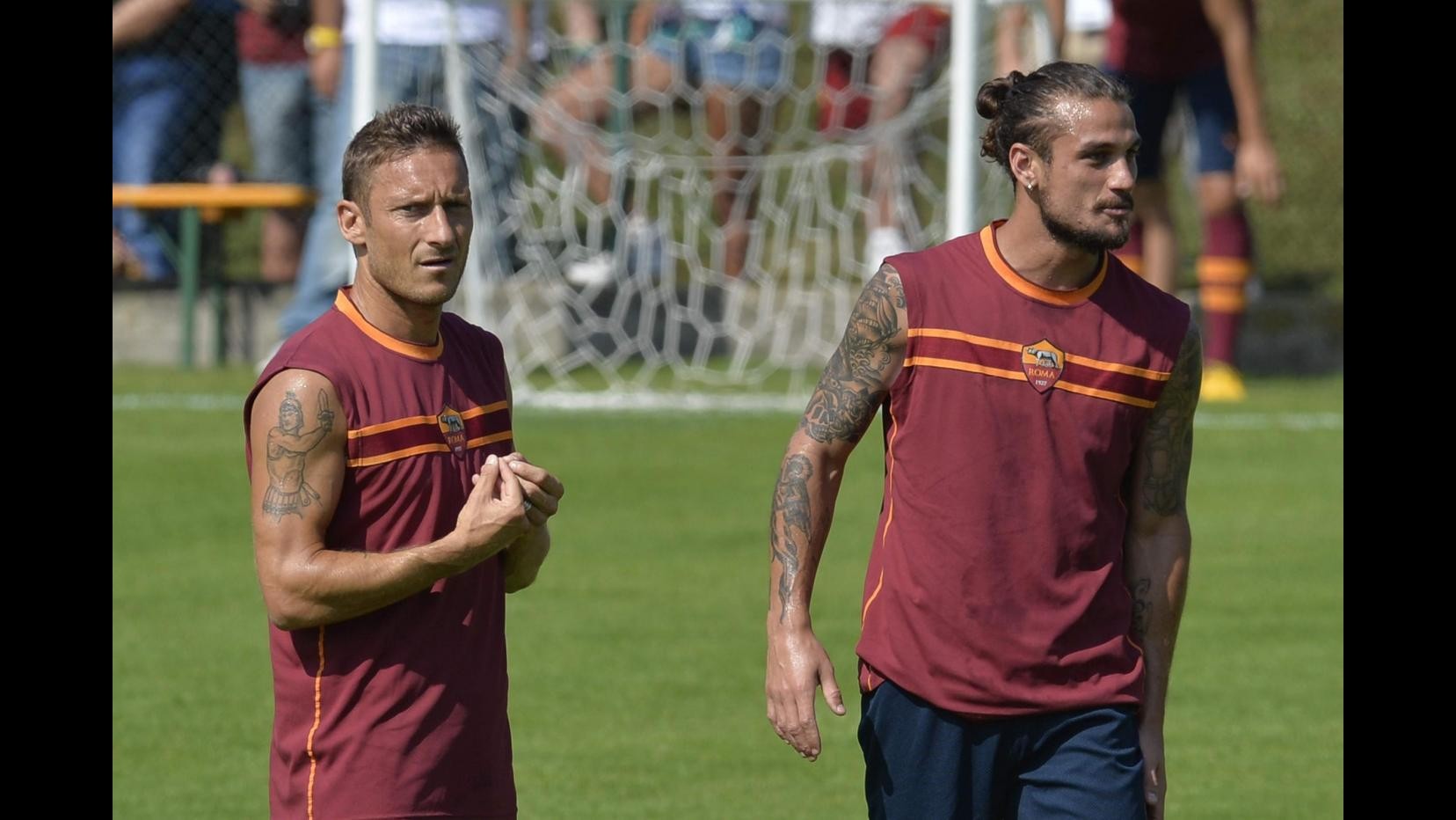 Roma, Tifosi contro Osvaldo: Verme. L’argentino segna e ringrazia Totti su Twitter