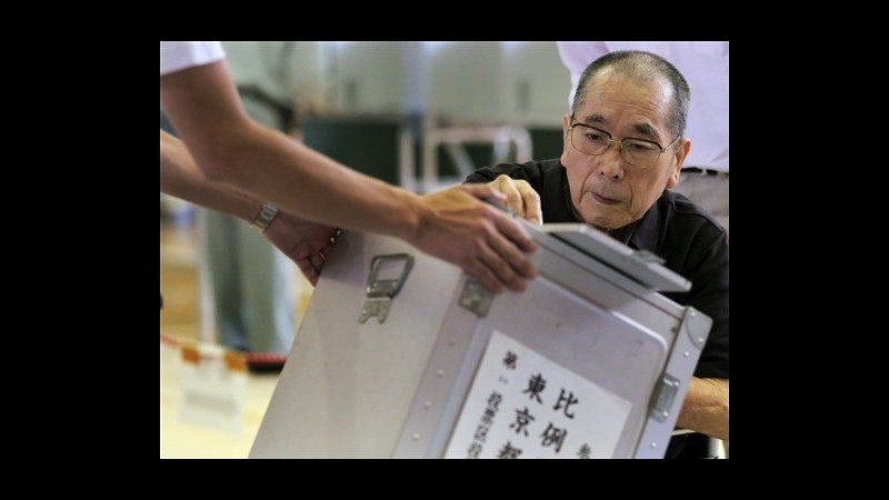 Giappone al voto per metà seggi Camera alta: test per premier Abe
