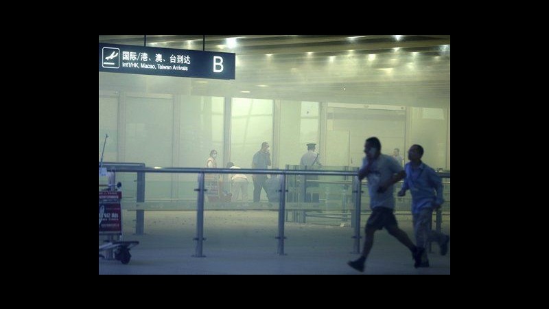 Cina, fa esplodere bomba in aeroporto Pechino: ferito, nessuna vittima
