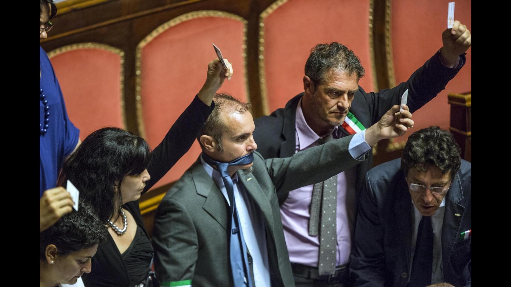 M5S, Lega, Sel lasciano aula del Senato, poi rientrano. Grasso: Tollerato fin troppo