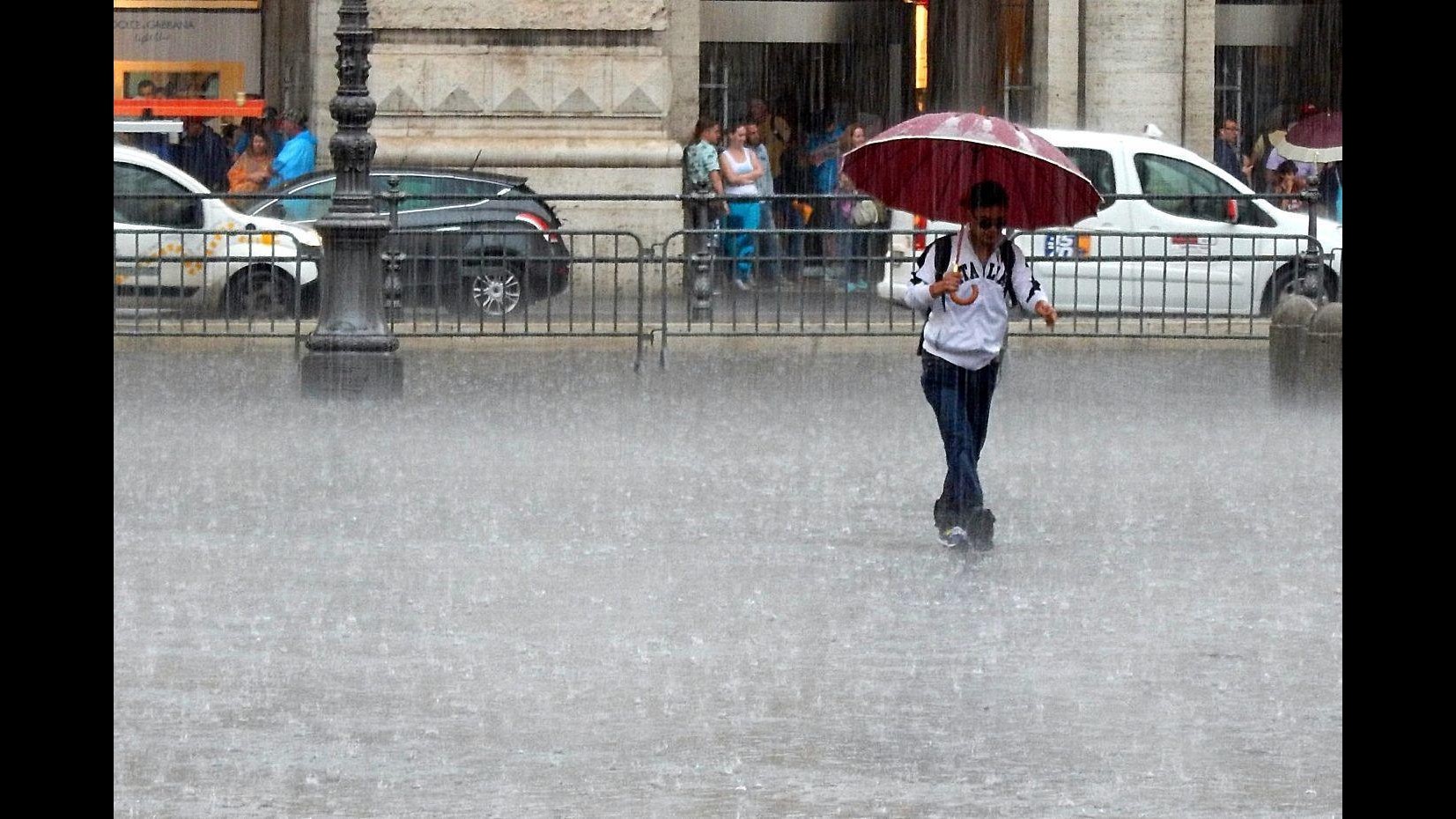 Maltempo, nubifragi a Livorno e Modena: salvata una donna, evacuato campeggio