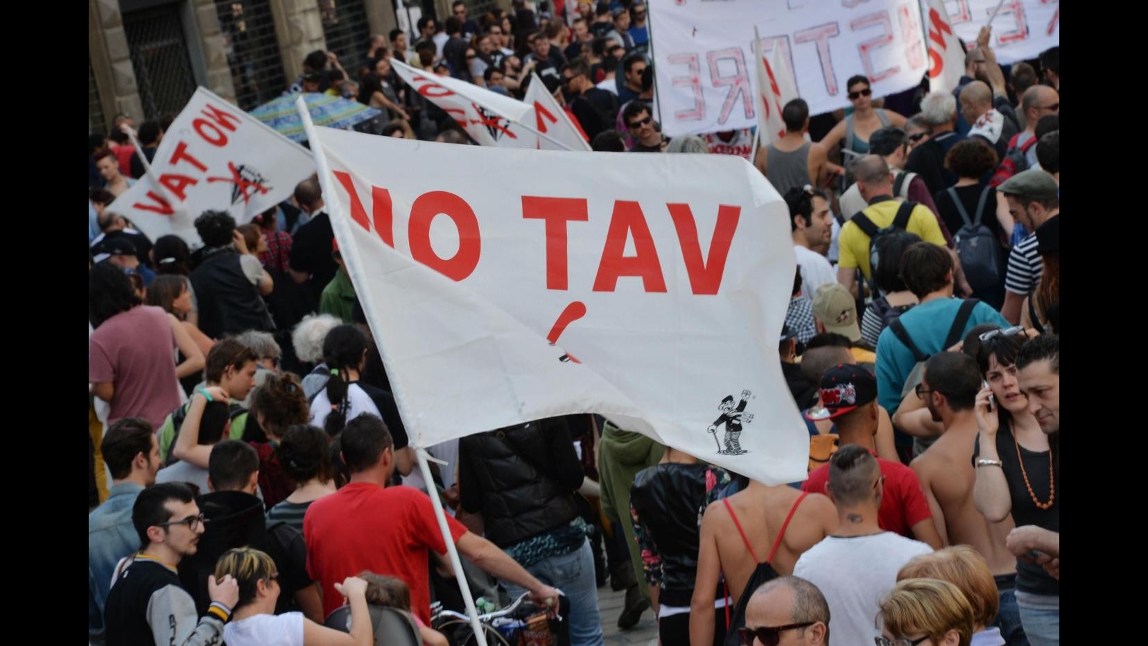 Tav, scontri tra manifestanti e polizia per Terzo Valico