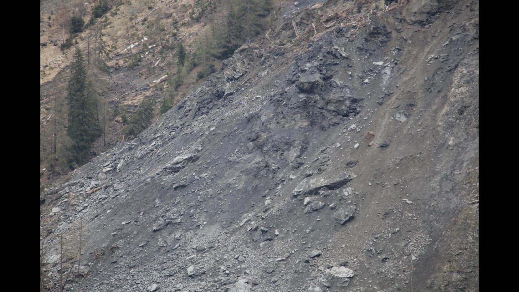 India, frana nell’ovest del Paese: almeno 150 intrappolati