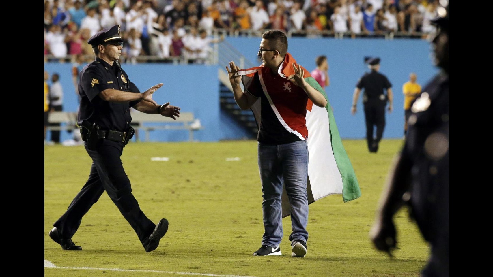 Guinness Cup, Roma-Real Madrid: invasione tifosi con bandiera Palestina