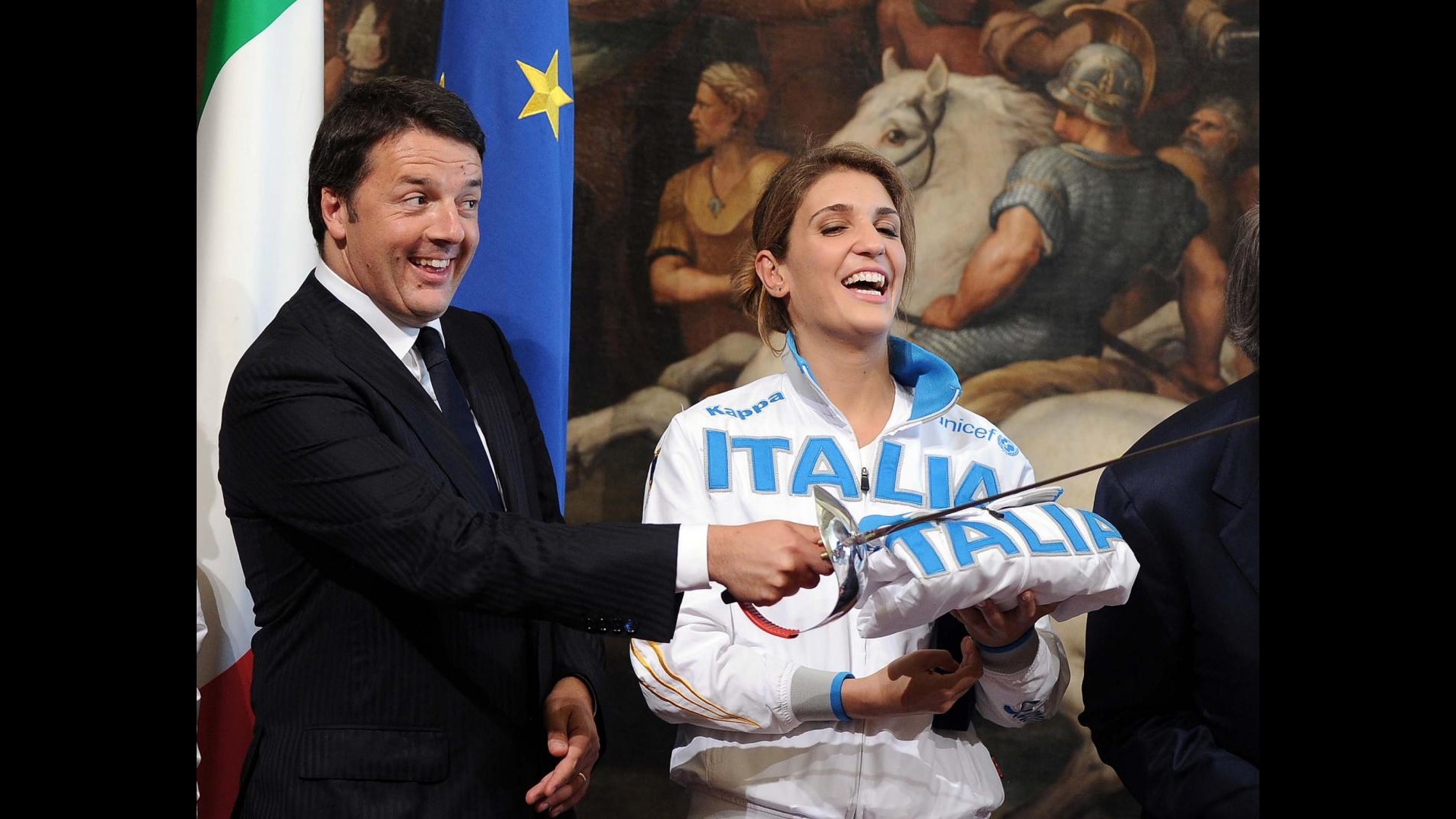 Renzi riceve sciabola da Federscherma e scherza: Riferimento a Senato è casuale