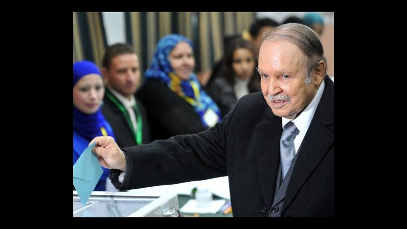 Algeria, presidente Bouteflika rientrato dopo cure in Francia