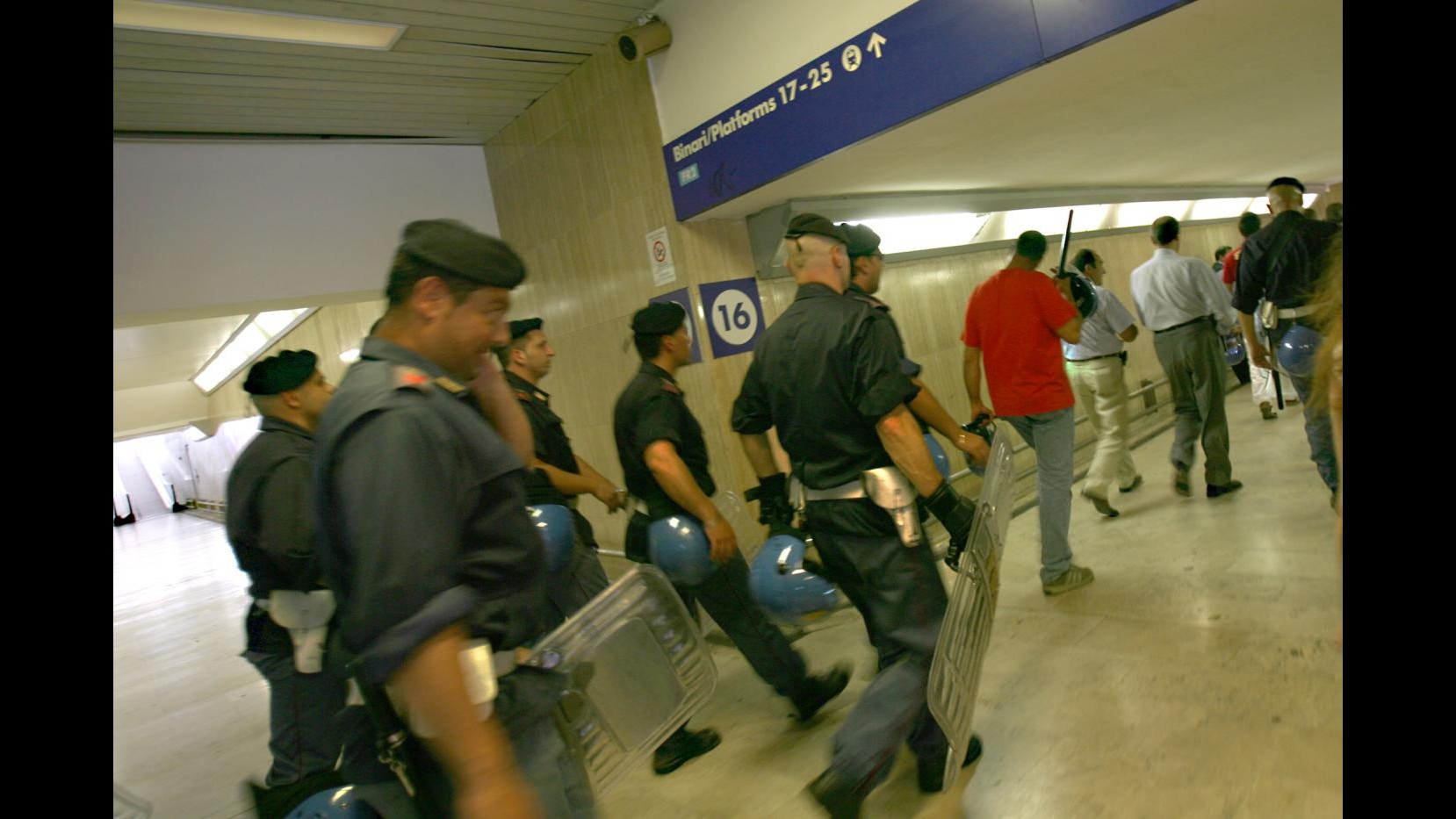 Bologna, minorenne minaccia controllore del treno con un coltello