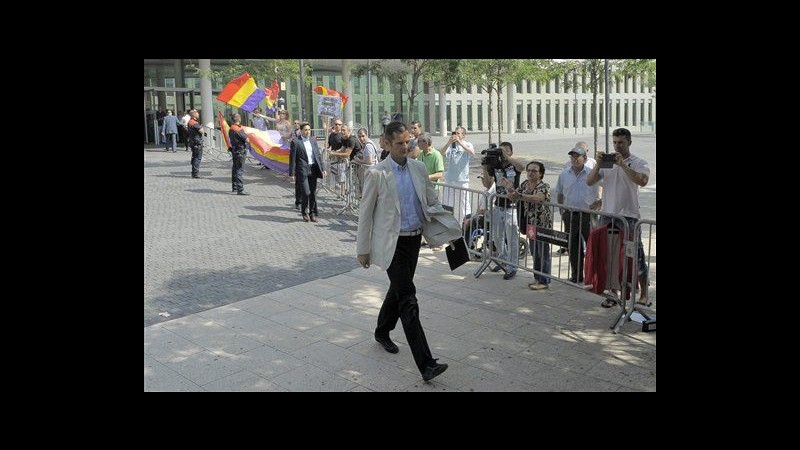 Spagna, marito della principessa Cristina contestato fuori tribunale