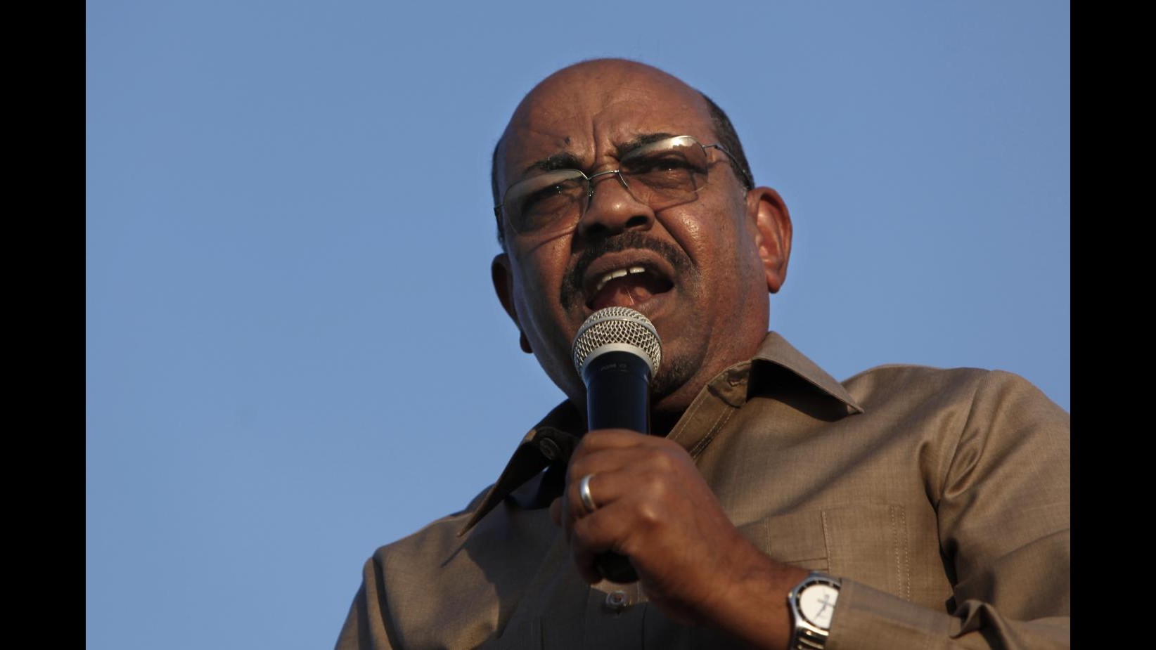 Sudan, dopo richieste arresto presidente al-Bashir lascia Nigeria