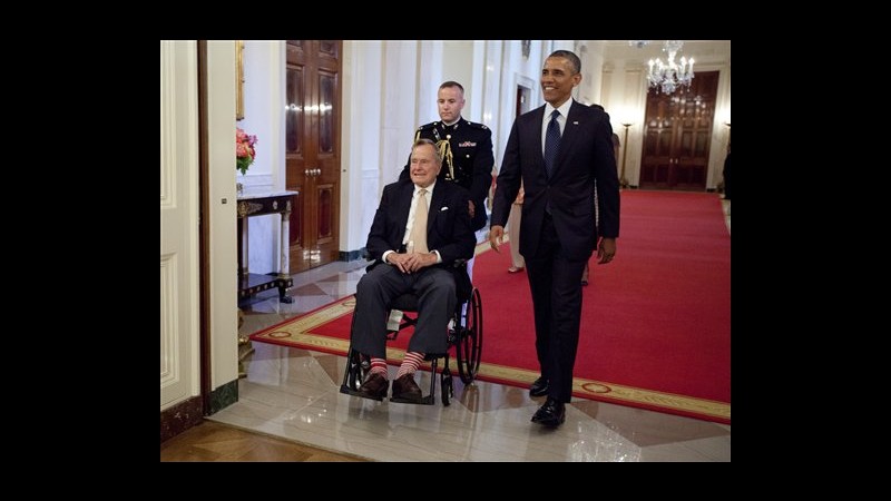 Obama loda Bush padre: Suo impegno per volontariato ha reso Usa migliori