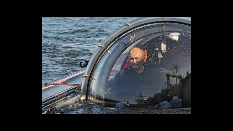 Russia, nuova impresa Putin: visita relitto in immersione sottomarina