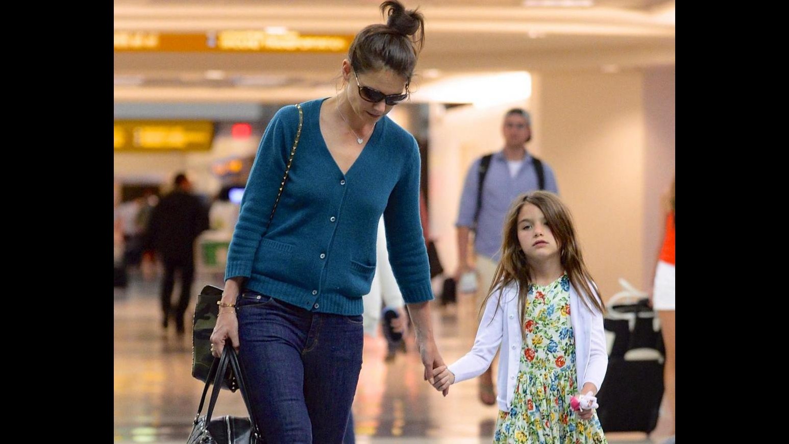Katie Holmes trasloca sulla West Coast con Suri e il chihuahua Marple