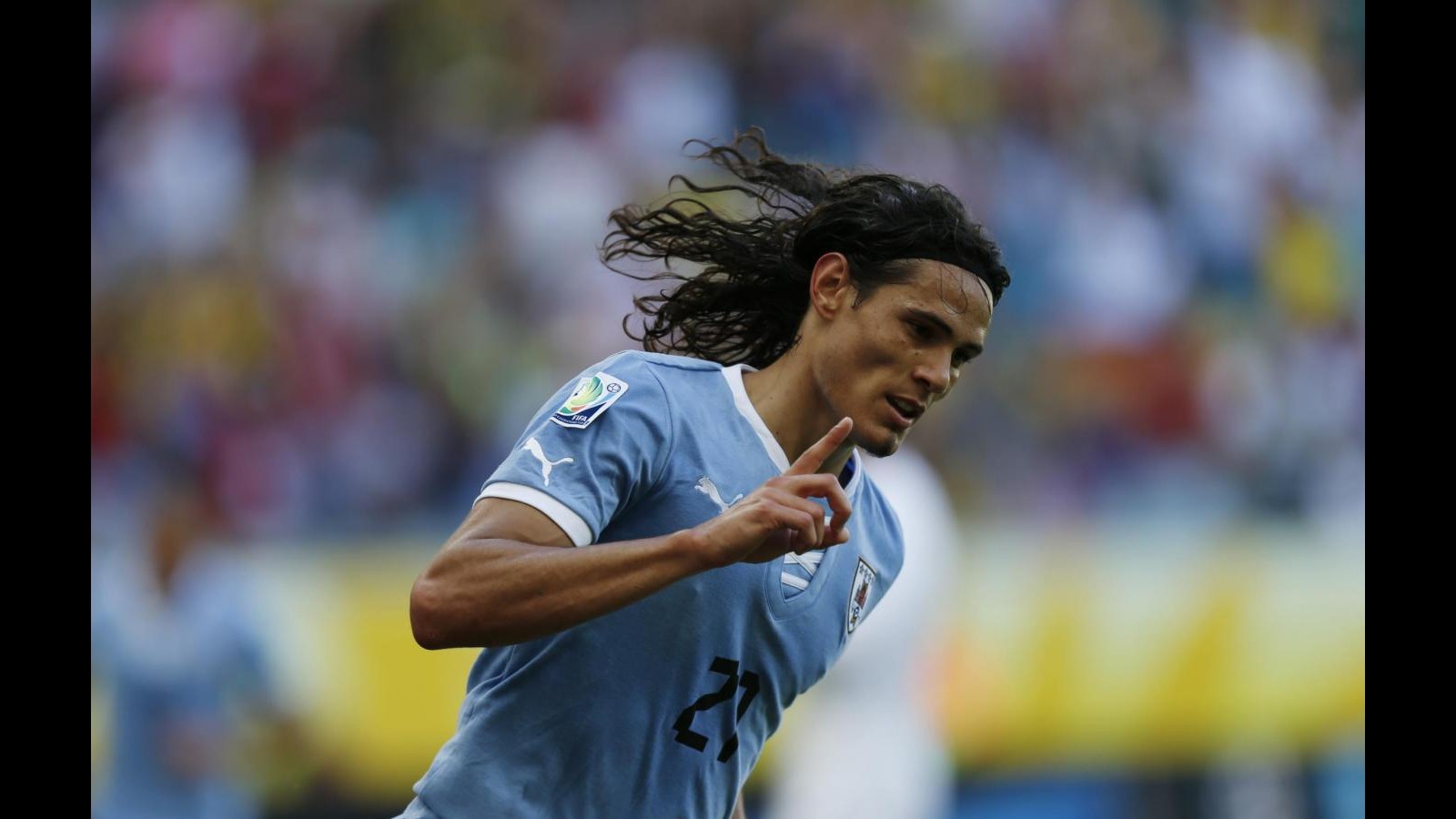 Cavani a Parigi, visite mediche e firma con il Psg. Domani la presentazione, al Napoli 64 milioni