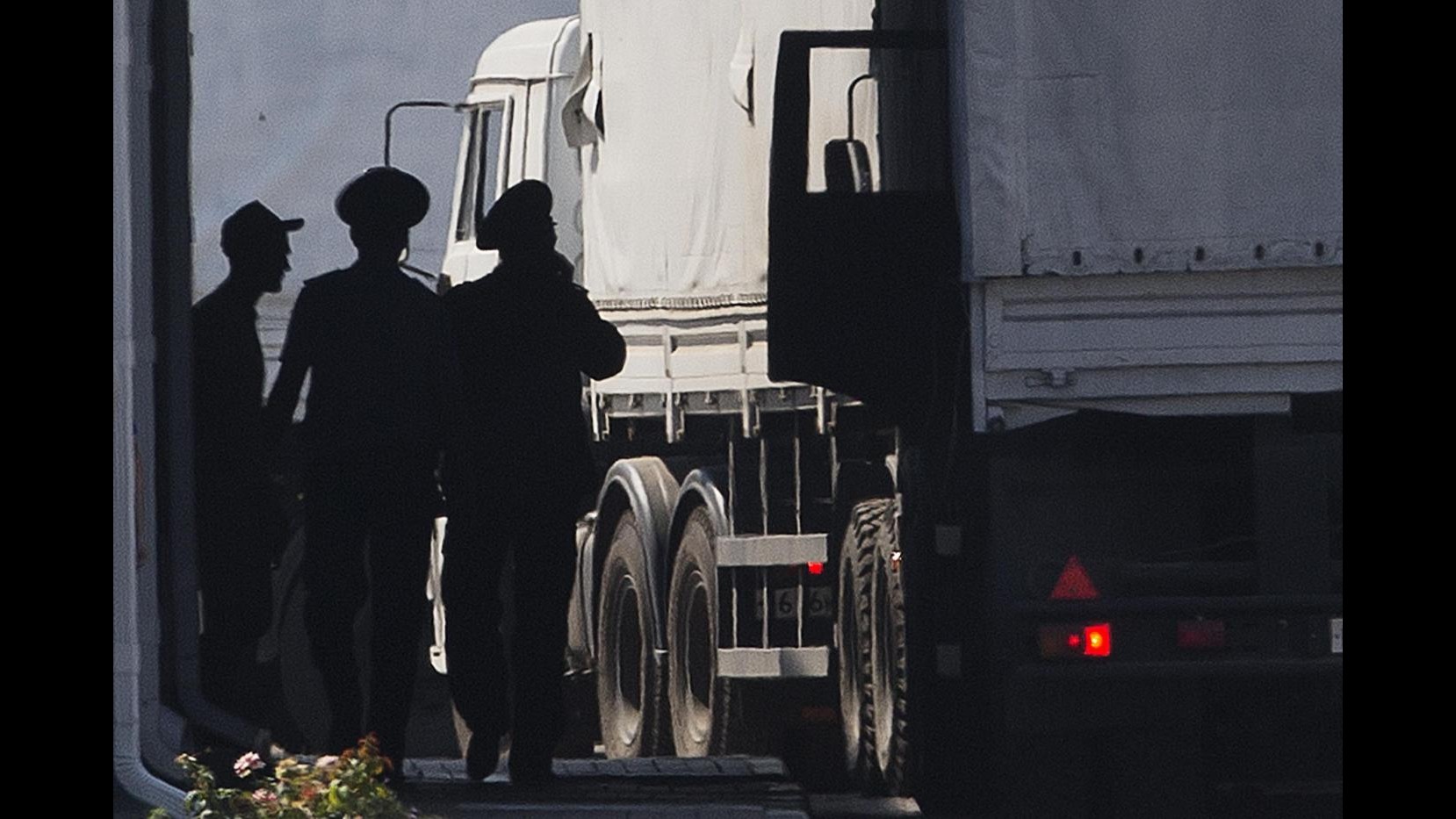 In Ucraina primi camion di convoglio russo con aiuti. Kiev: E’ invasione diretta