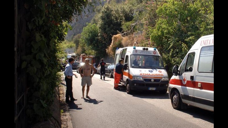 Pietra Ligure, rapina con sparatoria: un passante ferito