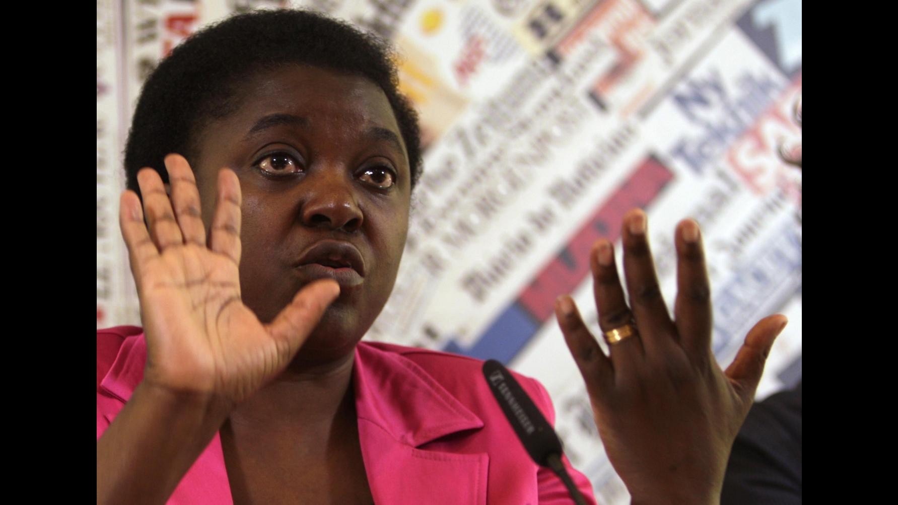Calderoli: Vedo Kyenge e penso a orango. Prima si giustifica: Una battuta. Poi si scusa al telefono