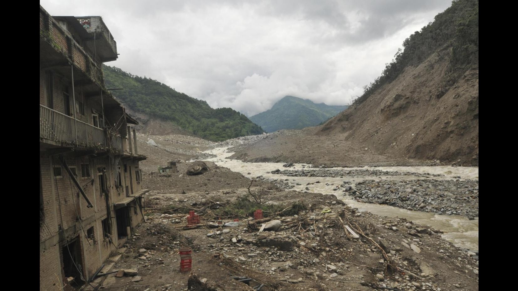 Nepal, prova ad attraversare fiume in piena: muore turista Usa
