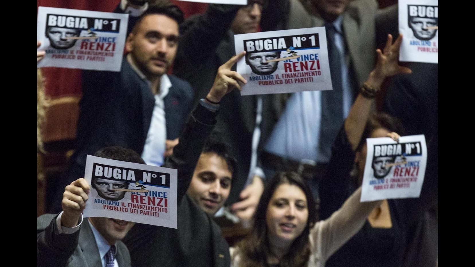 M5S: Renzi illusionista, prende gli italiani per il Pil