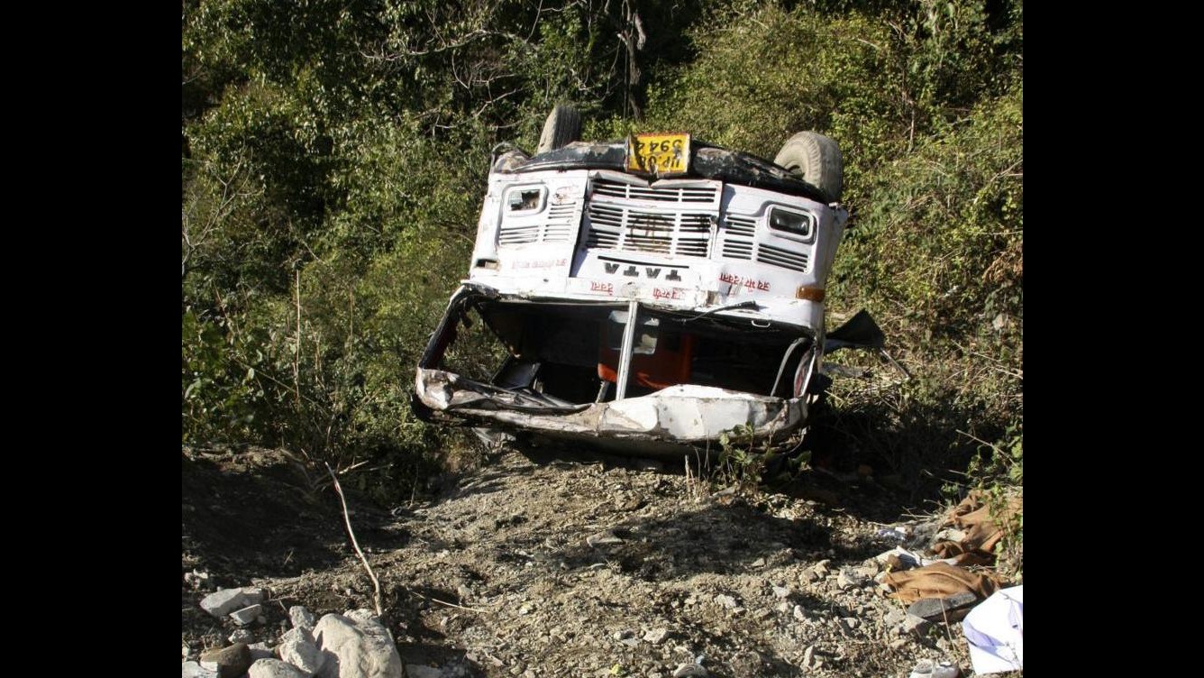 India, minibus precipita in burrone nel nord: 22 morti, 17 feriti