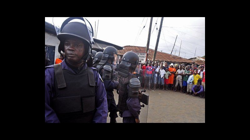 Ebola, funzionari Oms visitano 2 ospedali di Monrovia