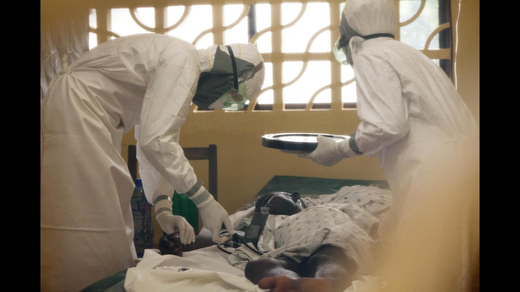 Ebola, zona in quarantena ma politico porta via la famiglia: scontri