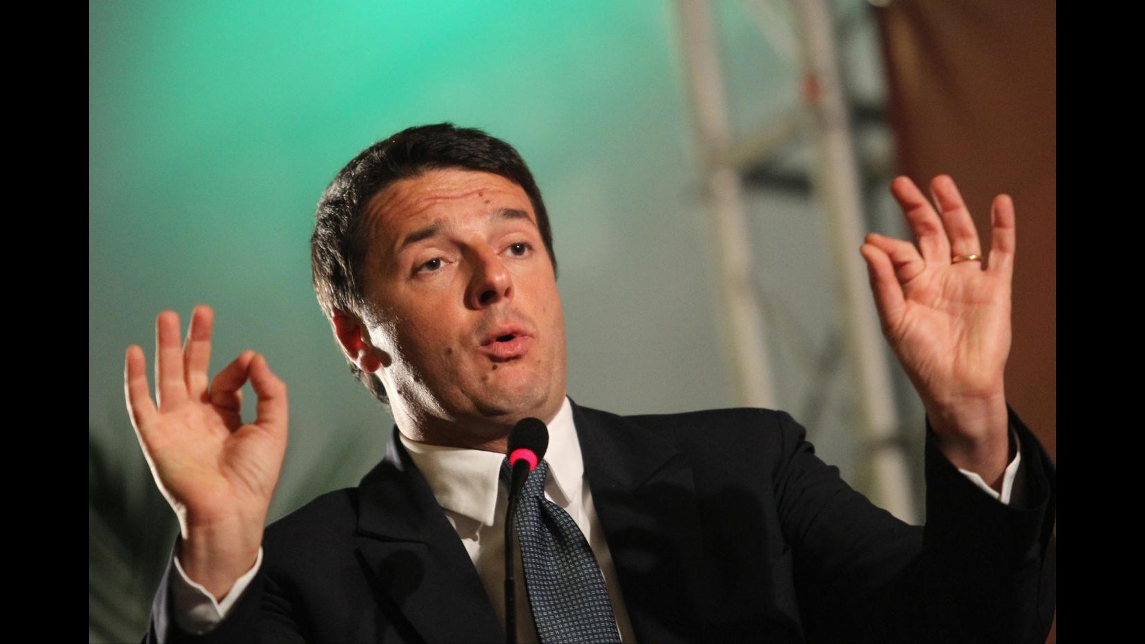Pd, Renzi ha incontrato Merkel a Berlino, prossima tappa tour è Parigi